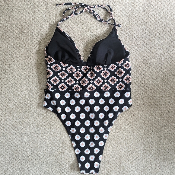 Cupshe Soleil Geo Geometric One Piece Swimsuit - Picture 3 of 9